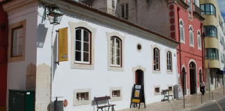 Torres Vedras: Fábrica das Histórias acolhe exposição “Desenhar no escuro” de António Jorge Gonçalves