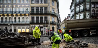Mau tempo: Chuva torrencial e areias das obras da Metro atormentaram baixa do Porto