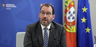Ministério da Educação quer reduzir contratados e vai integrar 10 mil docentes este ano