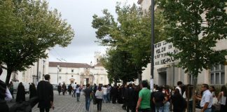 Redução de jovens poderá levar ao fim ou fusão de instituições no superior Universidade de Coimbra