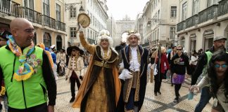 Carnaval de Torres Vedras satiriza com carros alegóricos animados em ano de centenário