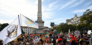 Espontaneidade do Carnaval de Torres Vedras invadiu as ruas de Lisboa