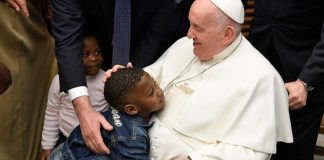 Papa recebe refugiados e lembra que integração faz parte do salvamento
