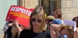 Professores lançam aviões de papel e distribuem postais no aeroporto do Porto