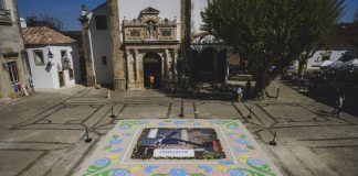 Óbidos: Tapete de flores decora Praça de Santa Maria na Semana Santa