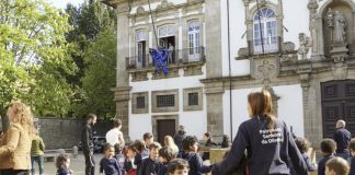 Guimarães: Laço azul assinala Mês da Prevenção dos Maus-Tratos na Infância