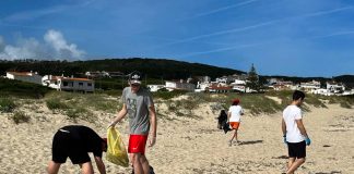 Alunos da Escola de Hotelaria e Turismo do Oeste ‘limpam’ praia do Bom Sucesso