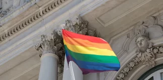 Parlamento vai estar iluminado esta noite com cores da bandeira arco-íris pelos direitos LGBTI
