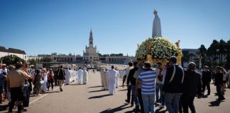 “Virtudes heróicas” da Irmã Lúcia marcam início da missa da peregrinação de julho a Fátima