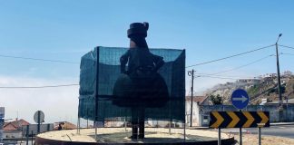 Nazaré ergue escultura de mulher com traje típico