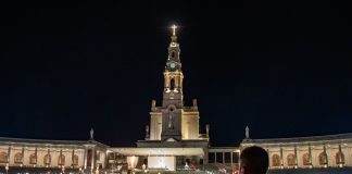 Reportagem: JMJ: Peregrinos dormem no Santuário e marcam lugar para ver Francisco