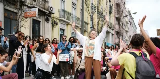 Luta pelo direito à habitação junta pessoas de diferentes idades e nacionalidades em Lisboa