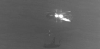 Força Aérea resgata criança de 5 anos e casal francês de veleiro à deriva em Ovar
