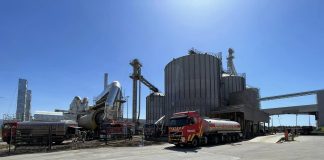 Meia centena de bombeiros combatem chamas em fábrica de ‘pellets’ em Arganil