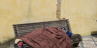Uma centena de sem-abrigo estão a ser apoiados em Faro