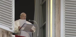 Papa pede para não se confundir festa de Natal com consumismo