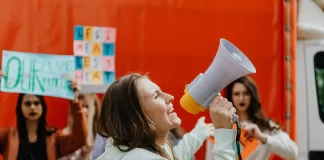 Centenas de jovens exigem em Lisboa melhores salários e nem chuva trava protesto