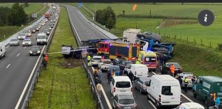 Autoestrada A28 cortada em Vila do Conde após despiste de camião que transportava carros
