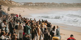 Francesa Johanne Defay vence prova da elite do surf em Supertubos