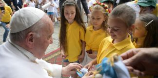 Papa lamenta roubo “cruel” da infância por causa de guerras, drogas ou migrações