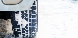Neve encerra estradas no maciço da serra da Estrela
