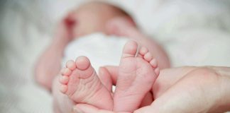 Jovem Mãe Dá à Luz no Passeio em Carregado com Ajuda de Familiares e Vizinhos