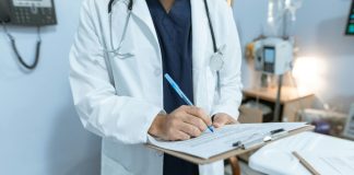 Satisfação de médicos e enfermeiros aumenta quando são chefes e trabalham em exclusividade