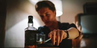 Álcool é a substância mais consumida mas população está a fumar e a jogar mais