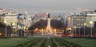25 Abril: Presidente da Assembleia da República participa no desfile da Avenida da Liberdade