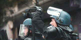 Três polícias feridos em Dublin em distúrbios anti-imigração