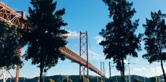 Motociclista morre atropelado por pesado na Ponte 25 de Abril