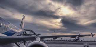 Avião de companhia portuguesa aterra de emergência em Sevilha após problema em motor