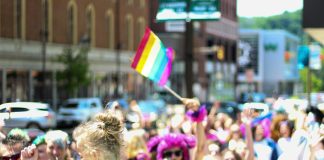 Milhares afirmam orgulho LGBTI+ em marcha que coloriu centro do Porto