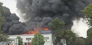 Incêndio que destrói edifício da Auto Sueco no Porto está circunscrito