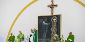 Papa alerta para “tentações populistas” e mostra-se preocupado com “crise da democracia”