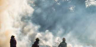 Bombeiros conseguiram controlar incêndio à volta de Atenas