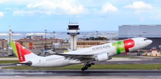 Três dezenas de moradores protestam no Aeroporto de Lisboa reclamando o direito ao descanso