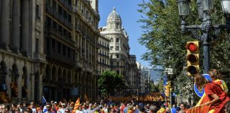 Milhares de pessoas protestam em Madrid pelo direito à habitação e contra a especulação