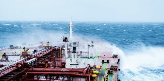 Polícia finlandesa apreende petroleiro suspeito de sabotagem de cabo submarino