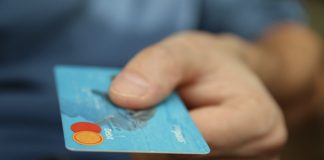 Cartões multibanco podem transformar-se em cadeiras mas poucos são reciclados