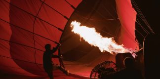 Balão de ar quente cai e causa morte de oito dos 21 passageiros no sul do Brasil