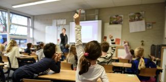 Crianças chinesas destacam-se na escola onde lusófonos são os que mais chumbam