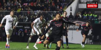 Benfica vence na Amadora e mantém atraso para líder Sporting