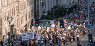 Reportagem: De crianças a idosos, milhares marcham em Nova Iorque contra “fascismo” de Trump e Musk