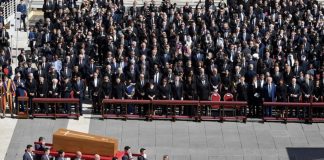 Macron destaca vontade de paz de Zelensky e desafia Putin para demonstrar a sua