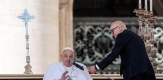 Papa Francisco apareceu na Praça de São Pedro, duas semanas após ter recebido alta