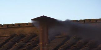 Conclave: Fumo negro na chaminé do Vaticano