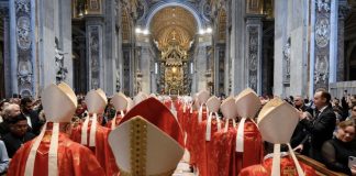 Conclave: Decano dos Cardeais pede eleição do Papa que a humanidade precisa