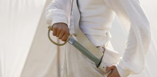 Homem que matou adolescente com sabre em Londres condenado a prisão perpétua