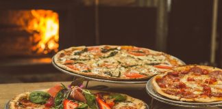 Mulher morre e mais de 100 pessoas são hospitalizadas após comerem pizza